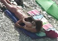 As pessoas foram jogadas no círculo gay não há 3 lesbicas se chupando problema na praia