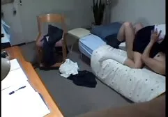 Uma menina simples com um belo corpo calcinha na frente da câmera vídeo lésbico brasileiro