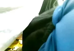 MILF em roxo lesbicas gostosas colando velcro meias recebe esperma em dela vagina
