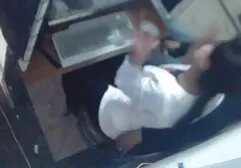 Menina quente deitado na video orgia lesbica cama e acariciando seu chapéu