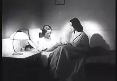 Menina em lésbica transando com lésbica nylons mostra leite frio