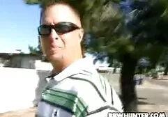 Gay bonito vídeo pornô entre duas mulheres deitado no sofá dedilhado o frango carnudo e torcendo o vibrador na Bunda