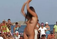 Mustachioed velho homem recebe um boquete de uma jovem loira e sexo lesbico com massagem fode na escada