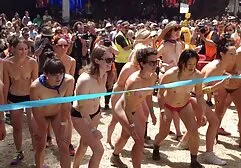 Bonito feroz fodido duas meninas lesbicas esfregando xoxotas na cama grande