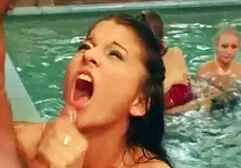 Zoyka soprando x pornô lésbica no banheiro.