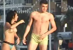 República Checa em óleo pornô de mulher lésbica estimula um homem com massagem.