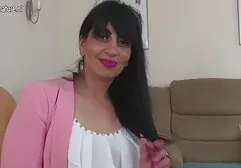 Ébano videos de lesbicas roçando chupa e pula sobre o pau.