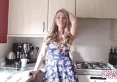 Dois dara se masturbando é melhor do que uma boneca de vídeo pornô com mulheres lésbicas borracha.