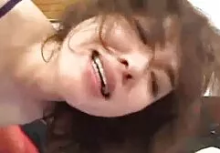 Um estudante videos de lesbicas peitudas se masturba na cama.