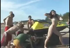 Amanda leva um pau grande em suas bochechas através do buraco na sexo grupal de lesbicas parede