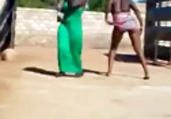 Bela beleza em meias pretas acariciando buracos com lesbicas amadoras gozando os dedos