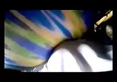 Jovem mulher joga um pênis e andar como o motorista na frente da vídeos de mulheres lésbicas webcam