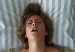 Mulher Aguada em video de sexo entre lesbica lingerie bonita mostra seus seios nus