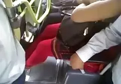 Jovens lésbicas lambendo buceta e fodendo um adulto lesbica chupando novinha mulher russa com strap-on