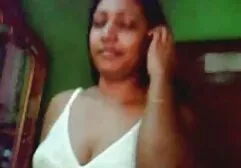 Madrasta ensina sexo lesbiscas se chupando para enteado e sua namorada.