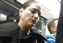 Dois lésbicas pono lésbicas seducing quente preto esposa para uma trindade