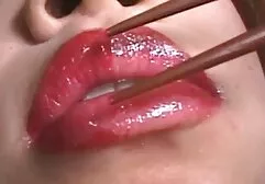 Grupo Ao lésbicas se beijando e transando ar livre orgia com casal Asiático