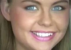 Slim puta fode-se sex hot lesbico com os dedos e acaba duro na frente da câmera