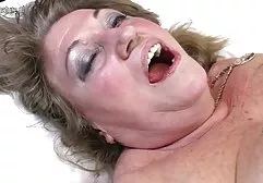 Peituda beleza posando lesbicas transando loucamente na fonte de água e cachorrinho foda