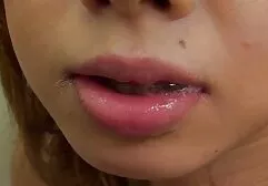 Homem Sexy enroscando um homem na bunda depois de acariciar lesbica colando o velcro oral