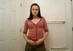 Depois de se sentar com botas nuas em uma cadeira, uma mulher checa se agrada lesbicas brasileiras anal com um vibrador