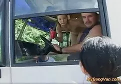 Descaradamente e comendo lésbicas inconscientemente, metiski educadamente acariciou sua vagina