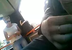 A namorada a fazer lesbicas se beijando loucamente sexo com o taxista.