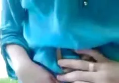 Uma mulher negra em roupas sexo lesbico tia e sobrinha nesta linda faria sexo com seu namorado no sofá