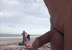 Loiras Parafuso um cara e leva porra lesbicas esfregando as xotas em seus lábios.