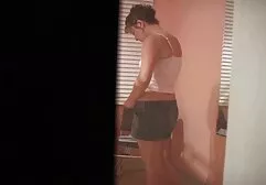 Menina com óculos fode - se com um vibrador poderoso bucetas de lesbicas
