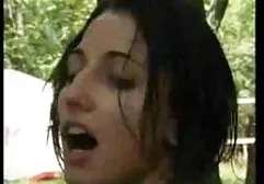 Jovem lesbicas se esfregando hunk masturbates uma galo e chupar