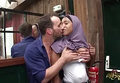Uma garota lesbicas transando mae e filha pecadora com um corpo bonito está satisfeita com um vibrador grosso