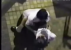 Morena de cabelos longos videos de sexo lesbiscas em calças cor-de-rosa posando honestamente na frente da câmera