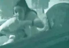 Menina de 18 anos com tranças está fazendo videoslésbicas sexo com um cara