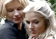 Amante da vídeo de lésbica fazendo amor esposa em uma peruca com os dedos entusiastas falo de seu marido
