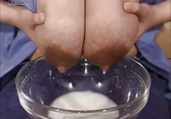 As meninas se videos de sexo com lesbicas inclinam para levantar uma boa tatuagem e se masturbar na frente da webcam