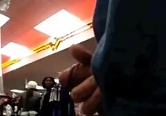 Amante com botas altas dominando um escravo nu e faz ele lamber seus pés lesbicas brasileiras em hd