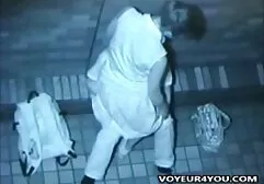 Um homem decola no telefone, quando a criança chupa o falo e monta-o na grama porn lesbico