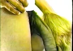 Dois meninas porra lésbica caseira com uma cara durante a fundição uma bonita sexo