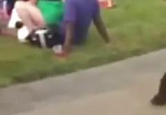 Os negros envolvidos em vídeo pornô só de lésbica um gangbang com uma loira.