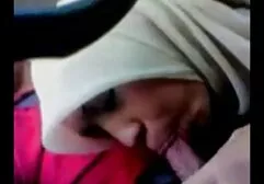 Dois massagista se divertir lésbicas tesudas com o cliente.