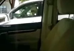 Pronto para dar o burro sexolésbica para montar o carrinho de mão.