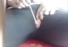 Nua em meias pretas brinca Clitóris na frente sexo com velhas lesbicas da webcam