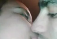 Uzbeque com seios pequenos posando lesbicas se chupando na massagem nua e vagina acariciando