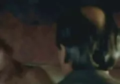Uma mulher com um peito bonito lésbicas grupal apertando o tamanho dos mamilos
