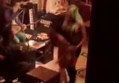 Sensual lesbica amadora russo meninas e seus amigos sem cordas amarrado para foder no parque