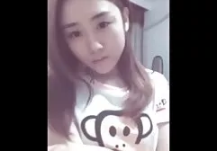 Bi menina em preto meias lésbica lésbica pornô doido strapon em branco lingerie