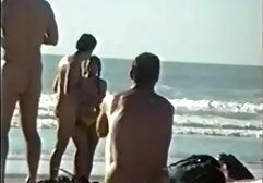 No sofá de quero ver mulher lésbica transando couro, um cara bonito se masturba