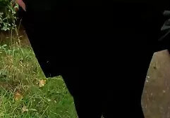 Lésbicas com tesão beijando os pés de seu amante e acariciando sua vídeo de pornô de lésbica vagina