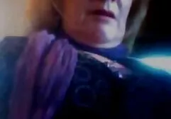 Puta em meias xvideospornolesbicas pretas abre as pernas e coloca os dedos no buraco